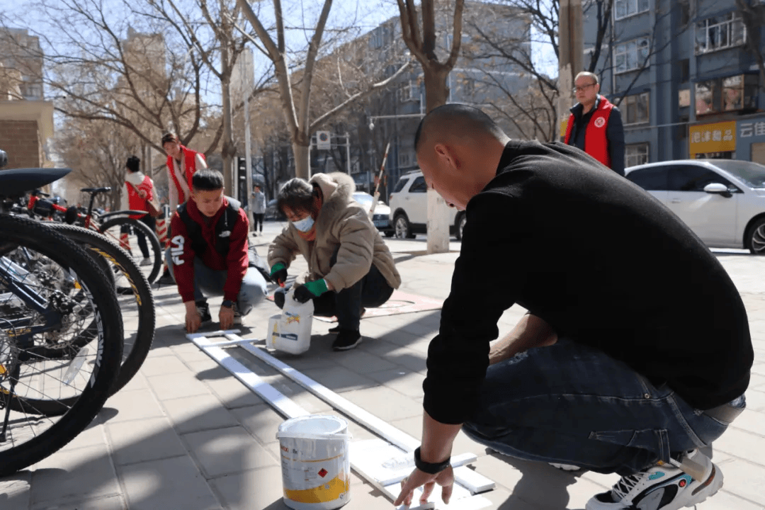 新时代文明白银区增划补划非机动车停车位让文明更入位