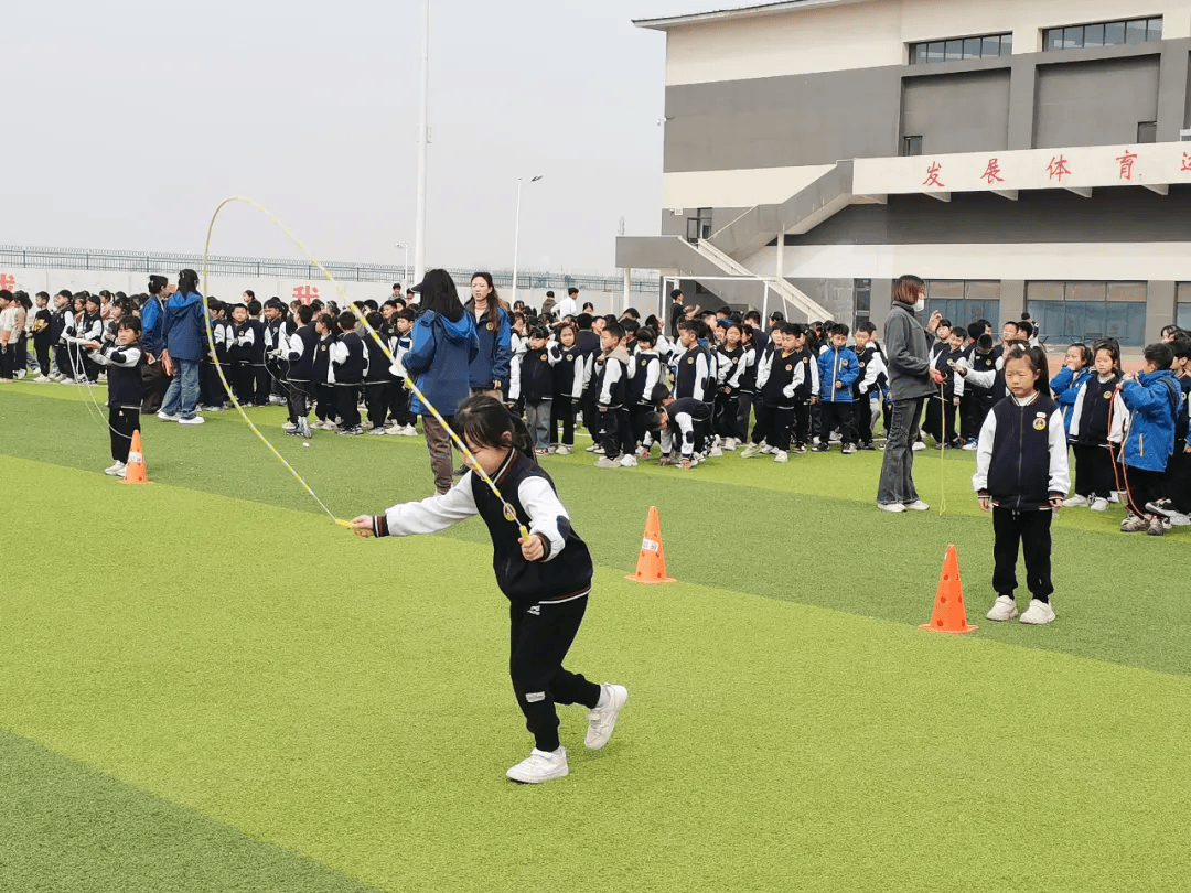 绳彩飞扬舞动童心高阳宏利佳学校小学部跳绳比赛来啦