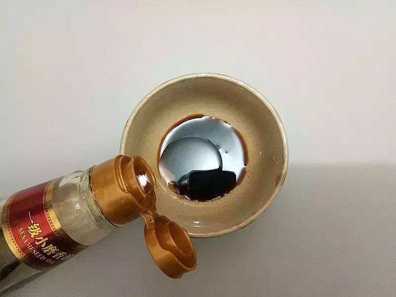 (可以用保鲜膜盖住蛋液容器,也可以用盘子扣住)3豆腐取出切块,放入深