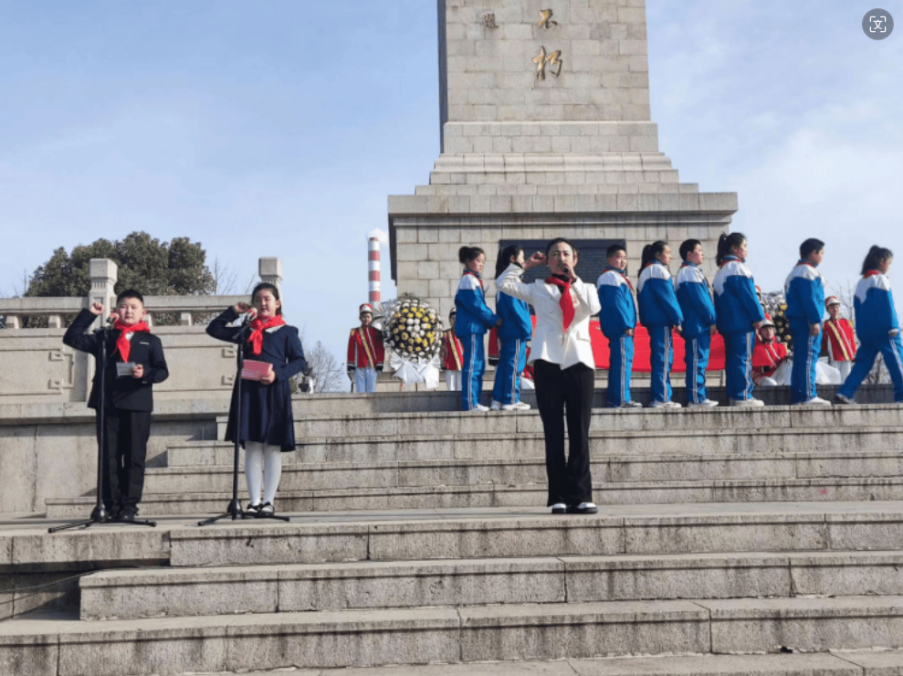 学生清明祭扫英烈图片