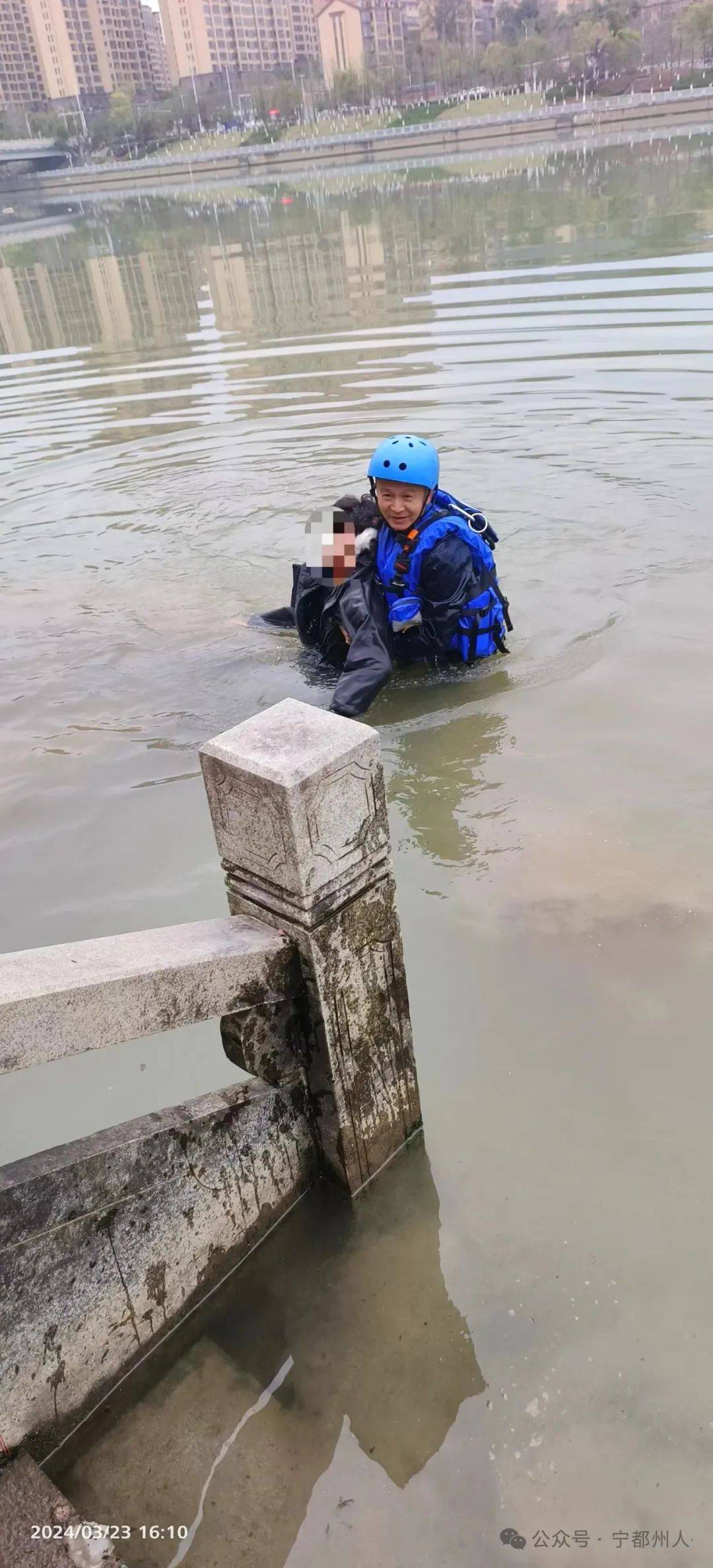 宁都一男子在城南大桥跳河,蓝天救援队英勇相助,为他们点赞!