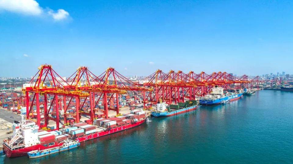 山东港口日照港24小时16艘集装箱船靠离泊