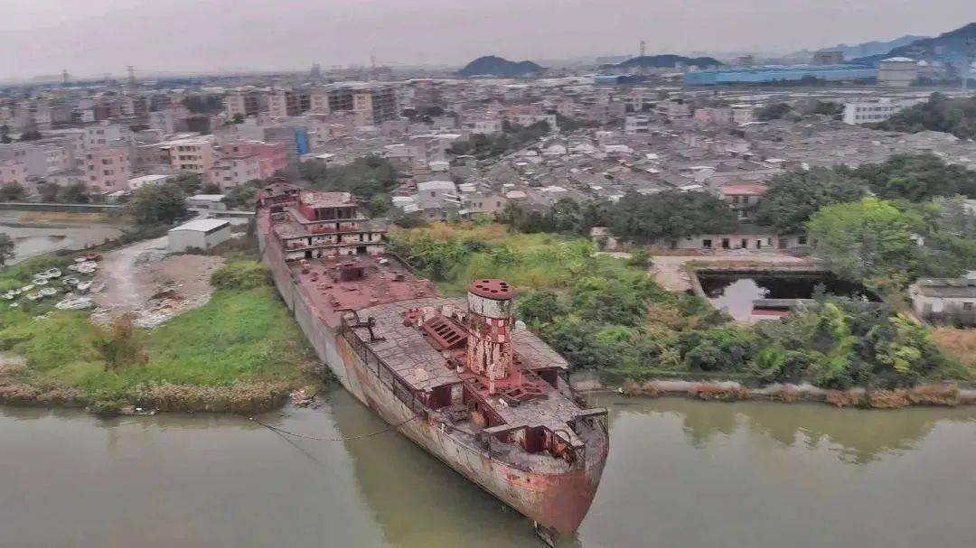在广东揭阳青屿村的榕江之畔,有一艘长期作为存储燃料油的"岸边油库"