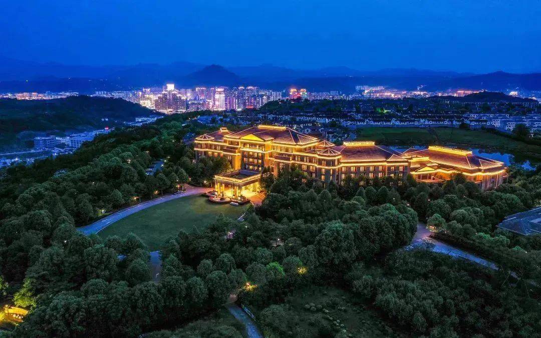 新昌尊蓝山居位于塔山,背山面湖,占地120余亩,背倚连绵群山茶园,坐拥