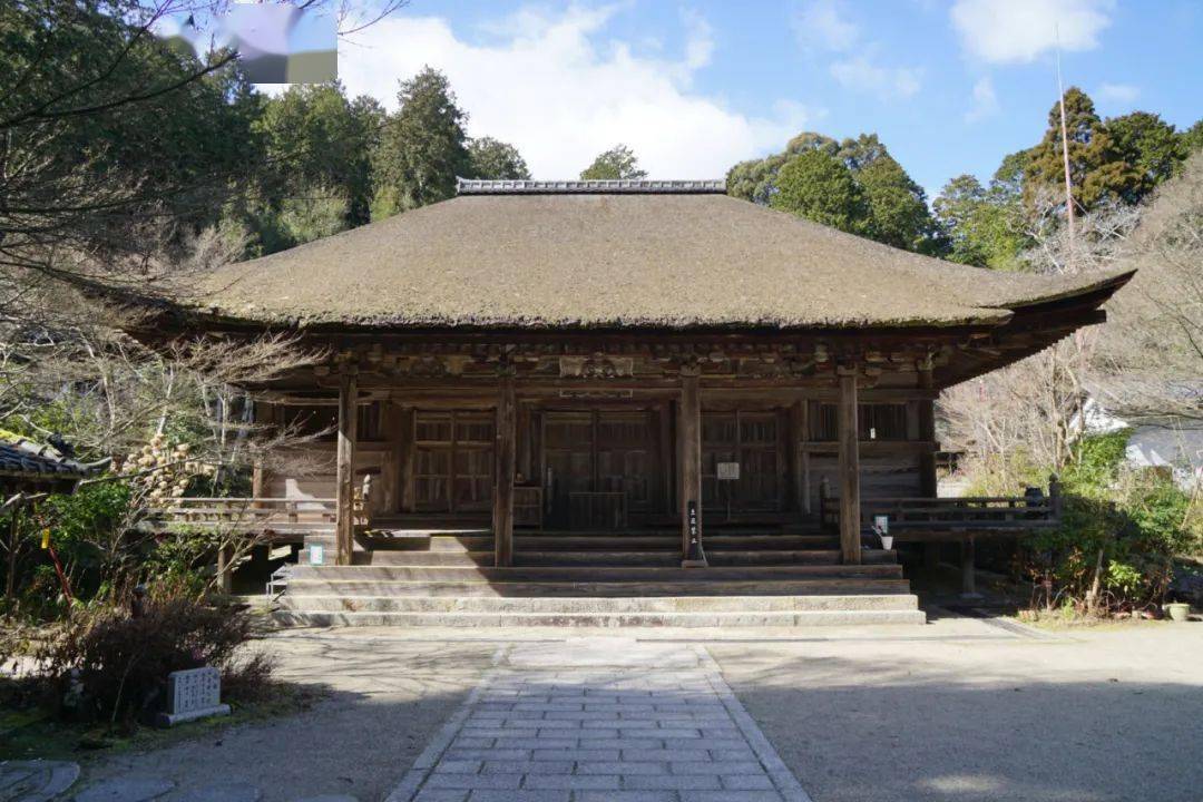 长寿寺本堂离开时,问住持有没有出版图录或明信片,想买些回去.