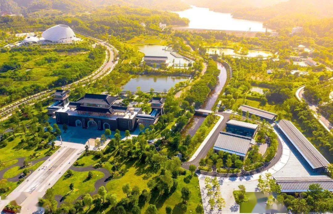 围绕着金钟水库的环湖公园总面积120公顷其中水库面积35公顷公园内