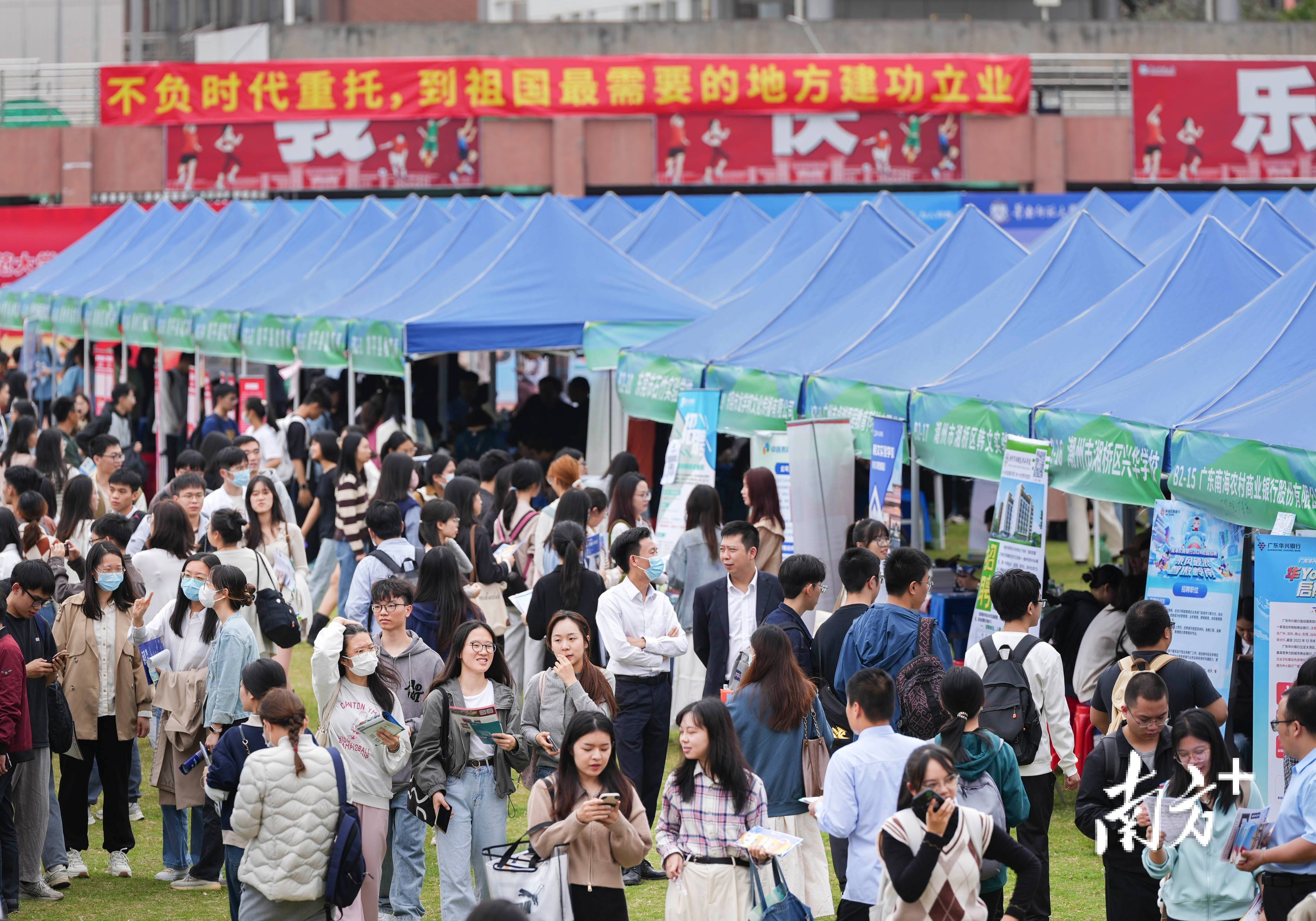 广东北江中学同处于韶关,学校办公室副主任曾锦平也称,希望能招到硕士