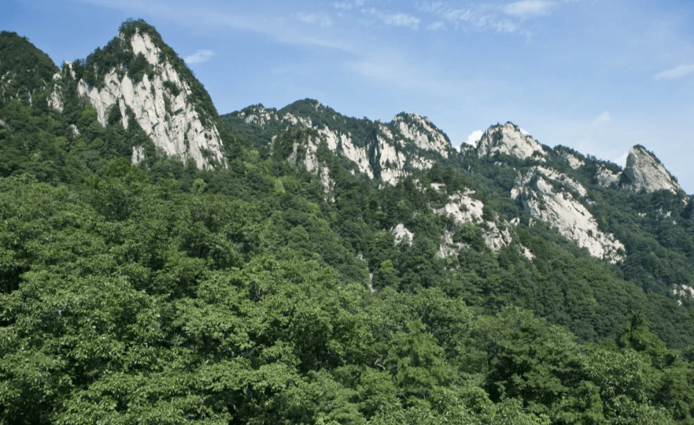 尧山位于平顶山市鲁山县西部,因尧孙刘累为祭祖立尧祠而得名,是夏季