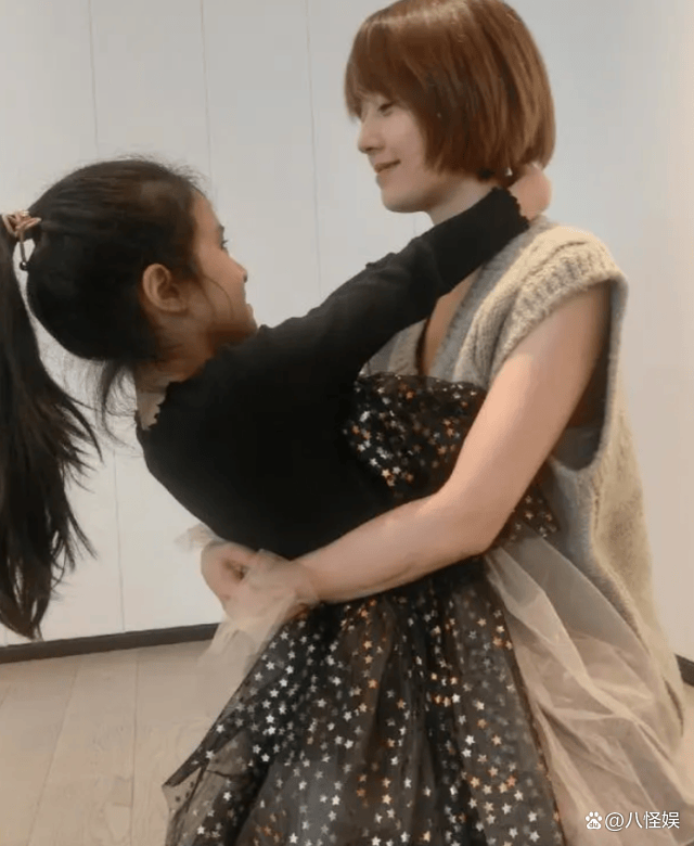 马伊琍母女游玩归来,14岁爱马身材高挑与妈妈齐平,妹妹超像爸爸_女儿