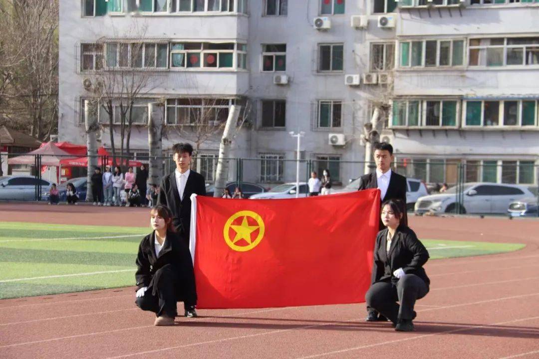 比赛正式开始,引入眼帘的是一枚红色五角星,舞龙表演更是瞬间让人眼前