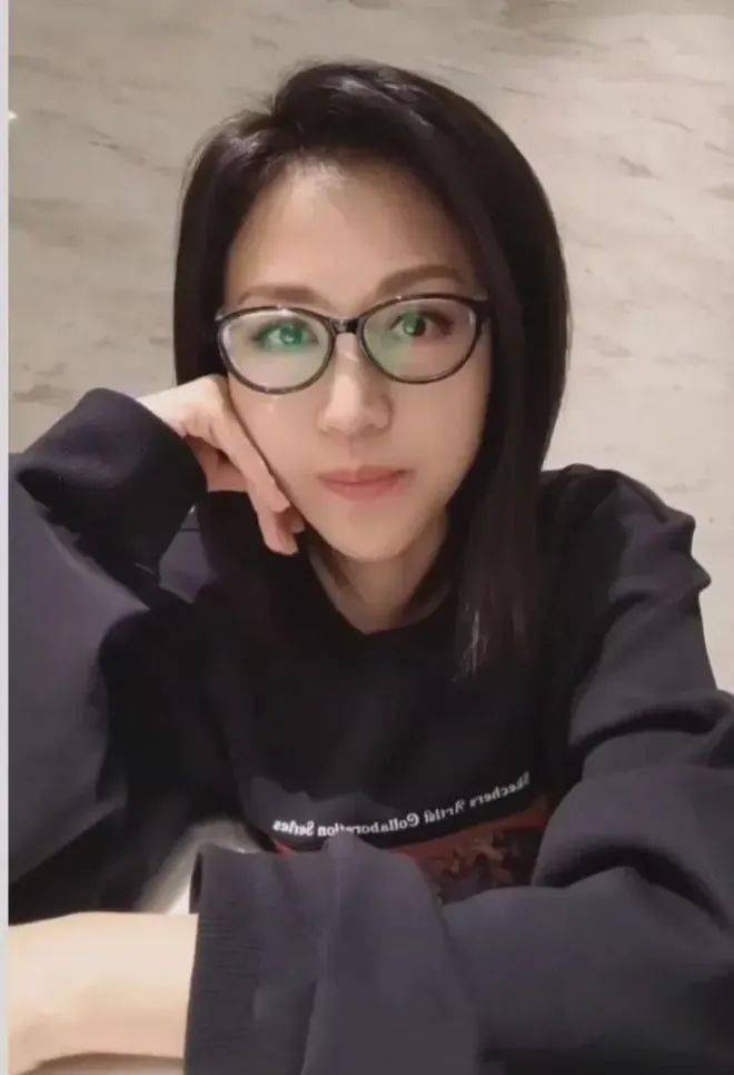 在小区拍到陆毅夫妻他穿宽大西装成五短身材鲍蕾素颜就是中年大婶跟