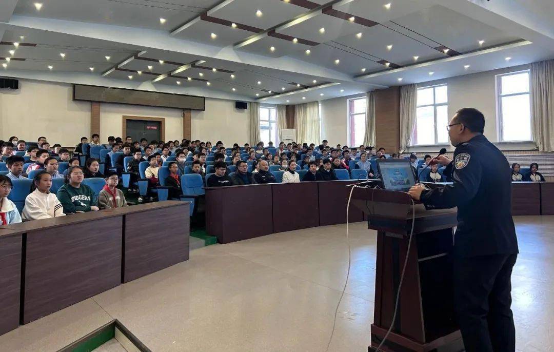 开学第一课普法进校园与法相伴共护成长珲春公安开展送法进校园系列