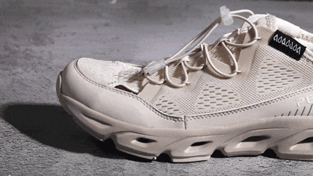 特别采用了德国巴斯夫的特制超软舒适pu配方,鞋垫非常非常柔软,踩上去