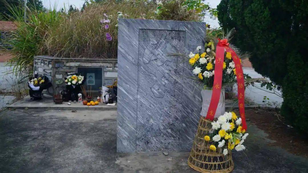 海子墓关于「诗歌」上大学时,海子开始写诗,写得并不好.