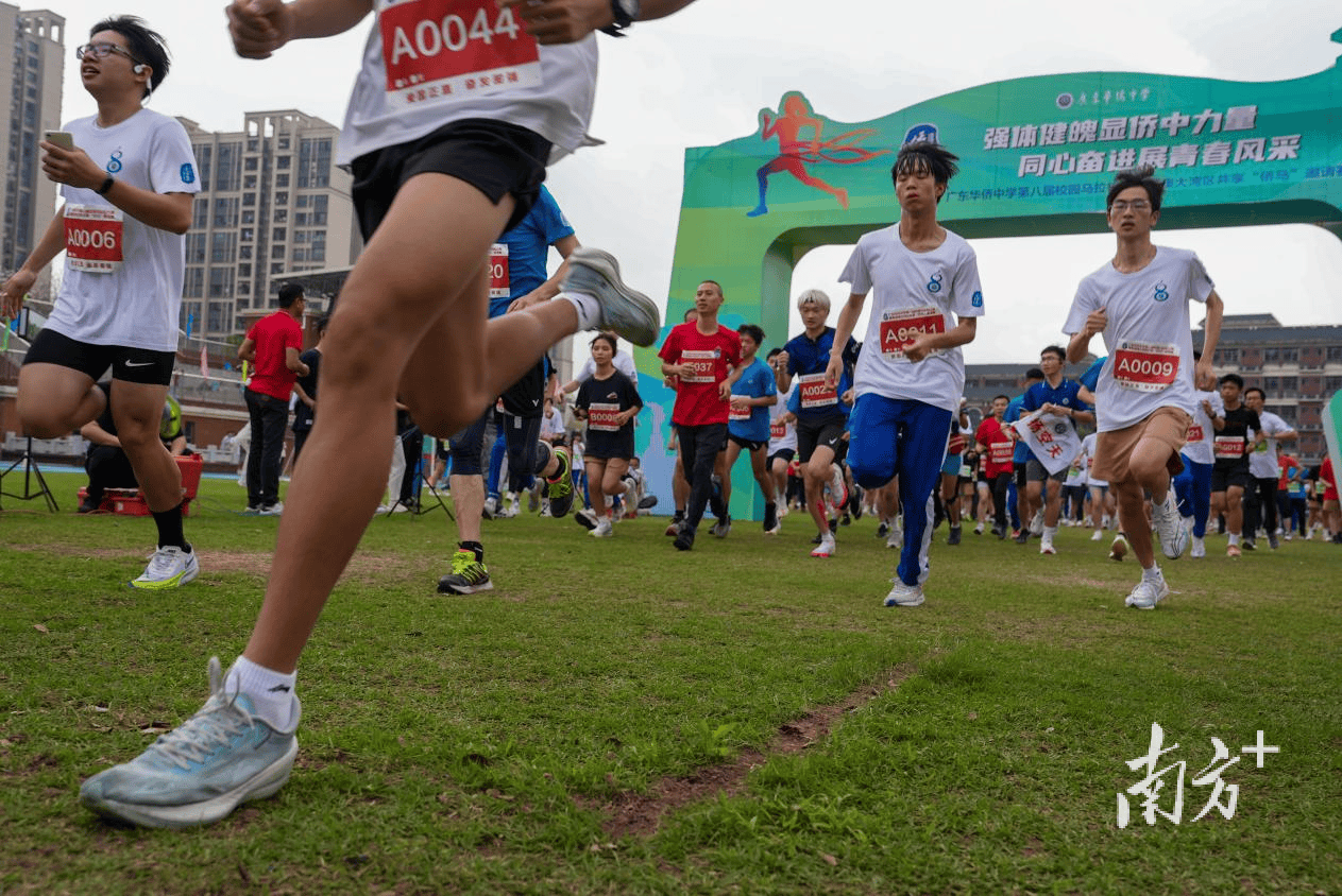 这场校园马拉松比赛5岁小朋友与50岁校友一起开跑
