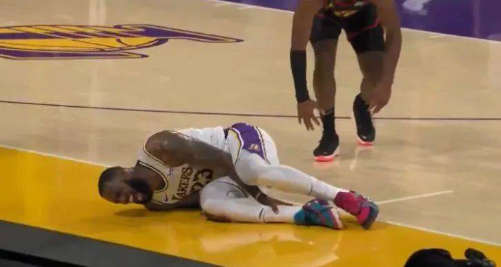 痛心詹姆斯这一幕已经三年了