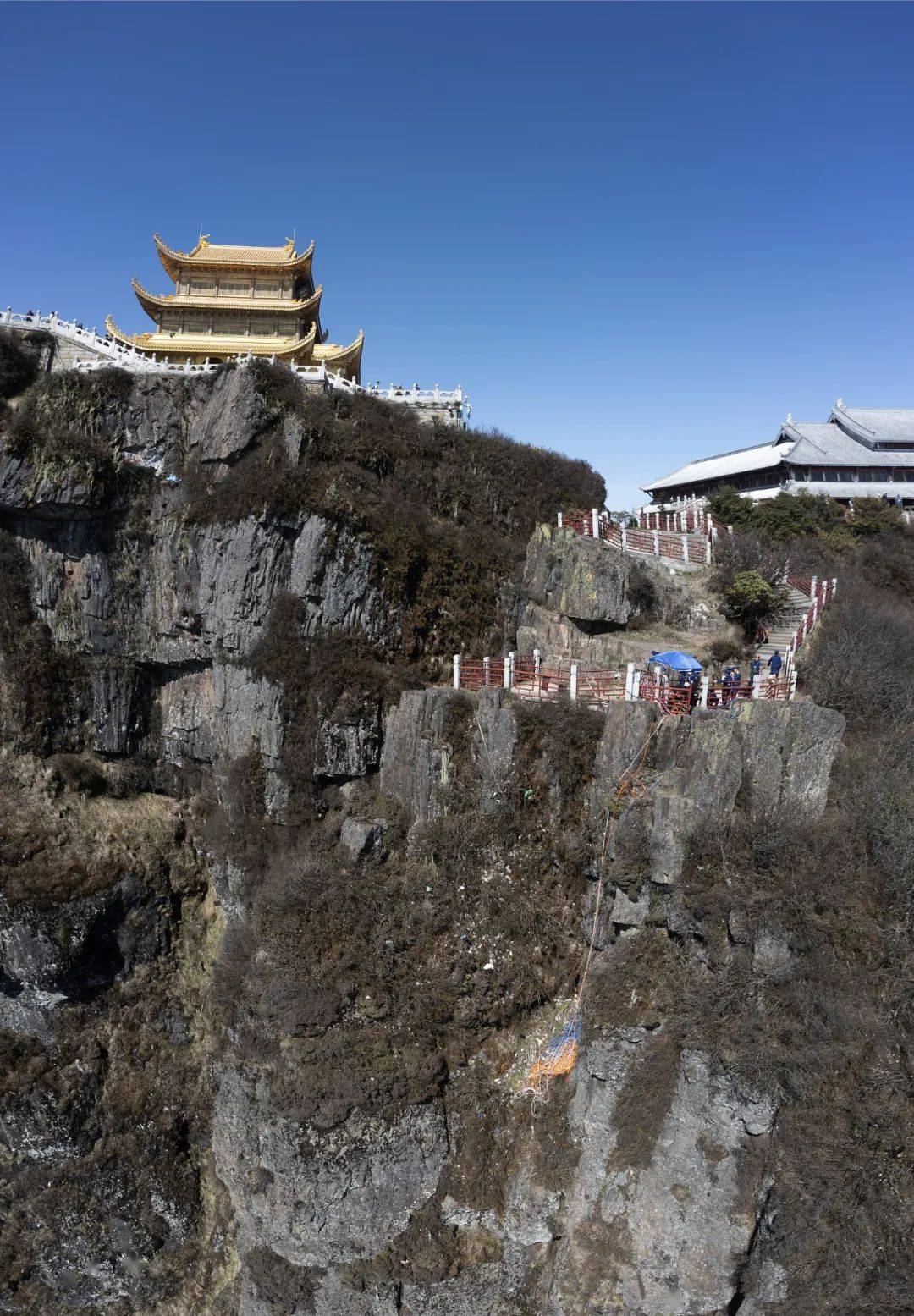 她确认身亡,遗体在山崖下被找到