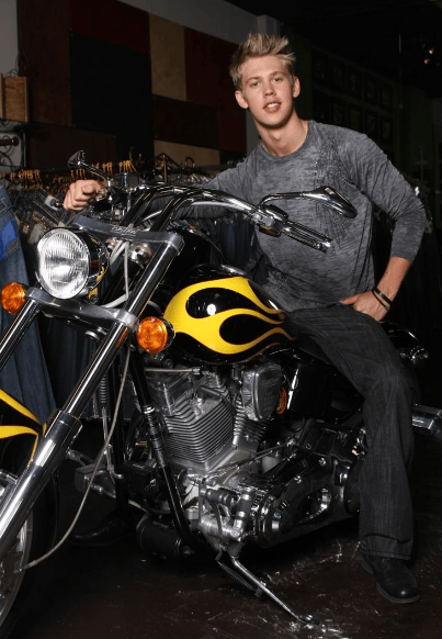 好莱坞第一油王剃光头后性感爆表危险又迷人全网争喊尤物