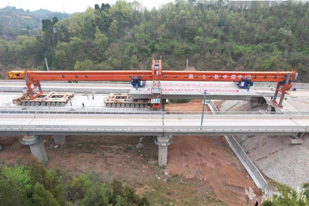 沿江高铁周家咀特大桥架梁完成