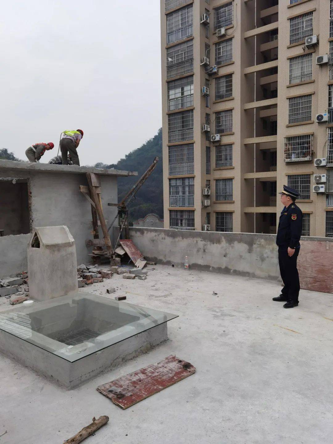 楼顶又长一层楼城管依法即查即拆