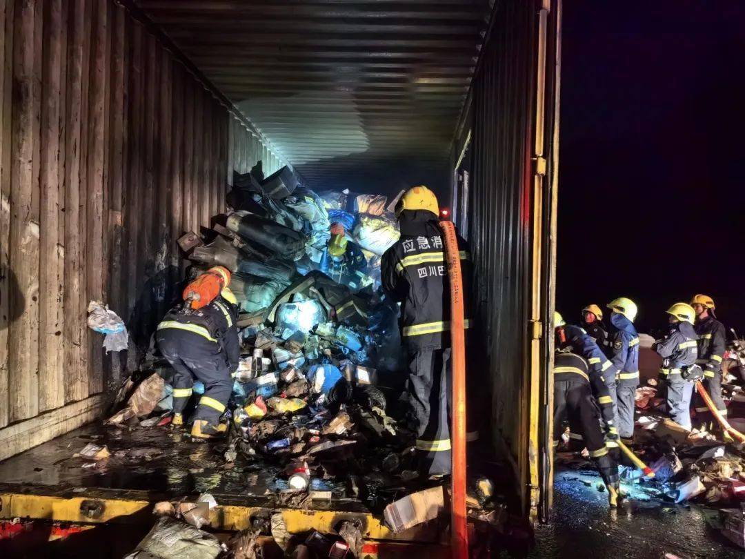 19吨货物岌岌可危