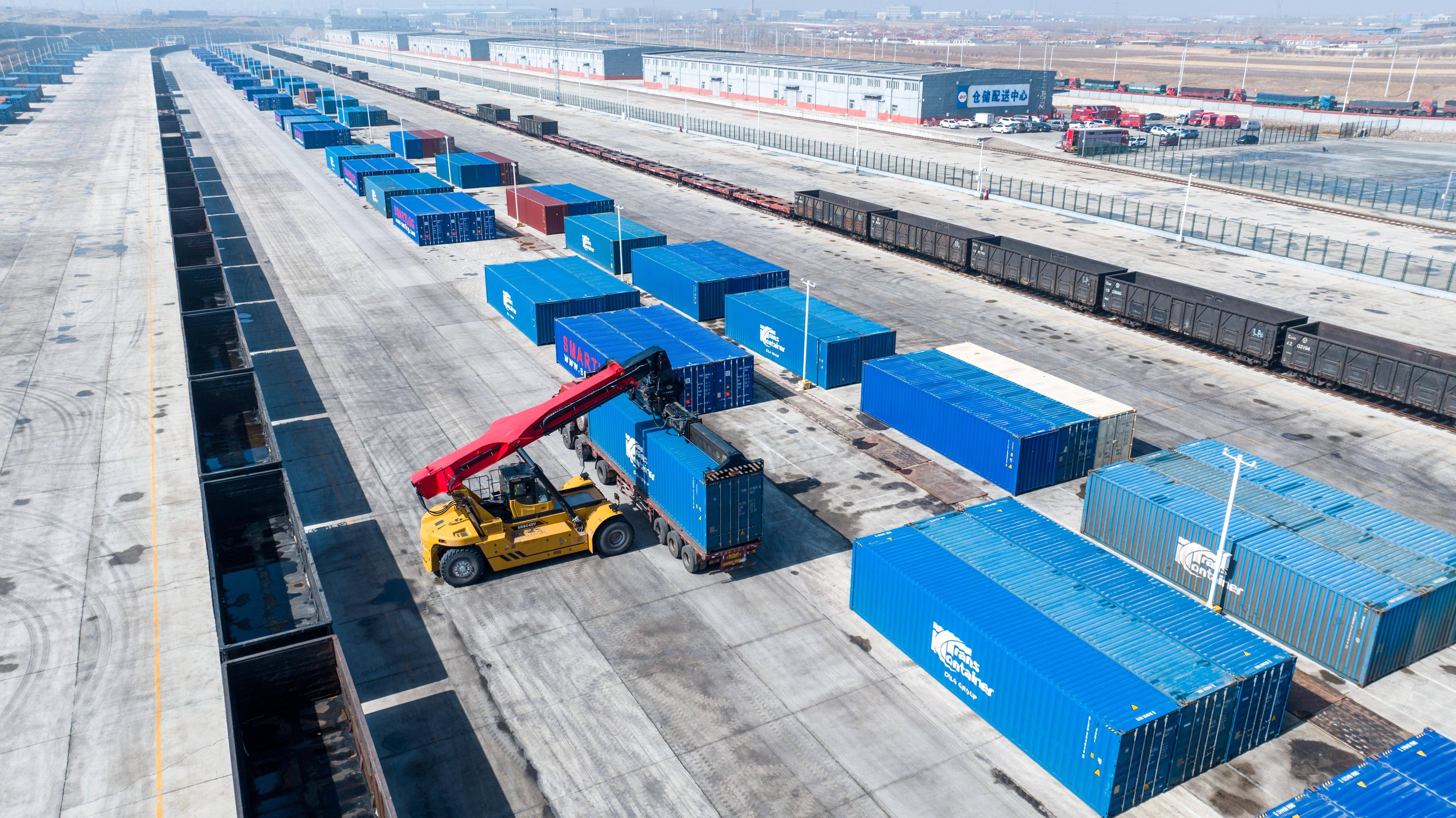 最大中欧班列集结基地——七苏木铁路国际物流园_新华社_连振_集装箱