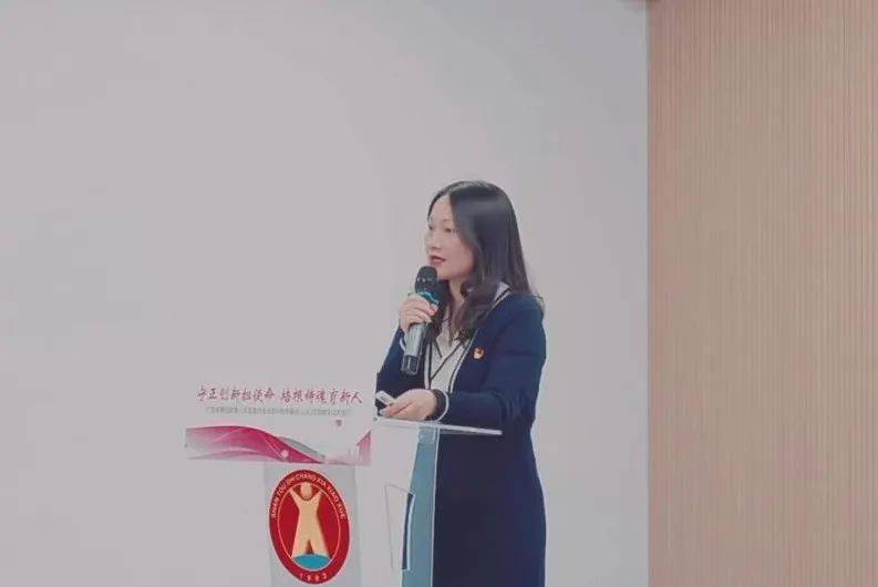 黄副校长带领学校骨干教师,工作室成员一起研培,互相支持,携手共进