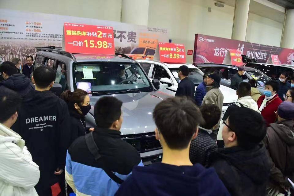 新能源车“血战”2024：降价！降价！车企“大放血”