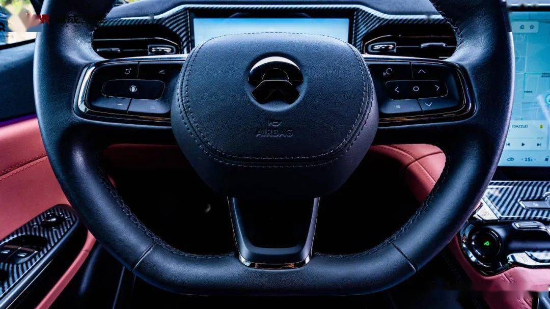 精致的全液晶仪表和大尺寸竖向液晶屏营造出强烈的科技感,nomi mate