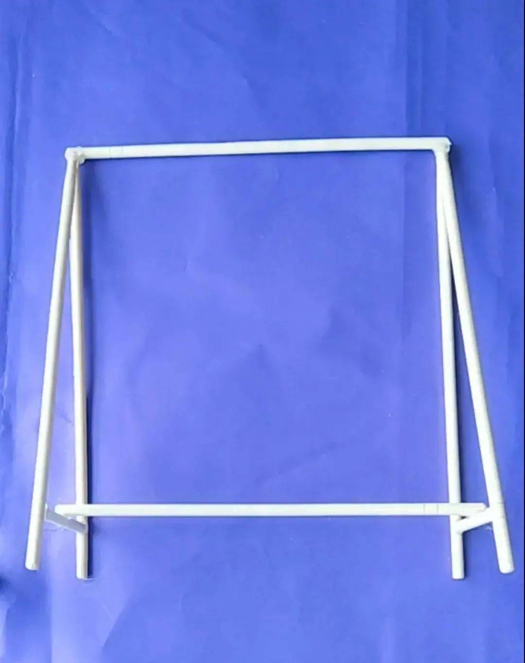 其余筷子剪成同样长度的小木棍,用热熔胶粘成椅子,用绳子连接椅子与