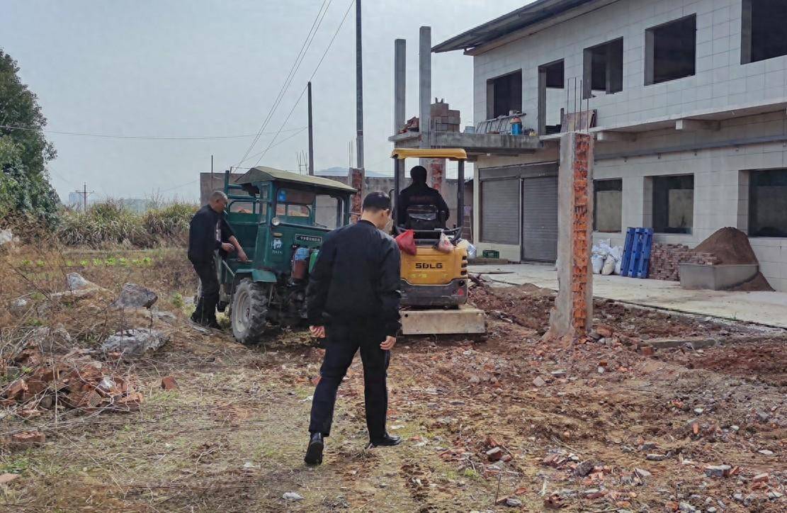 南庄坪街道持续加强对违法建筑的管控力度_耕地_社区_田金钟