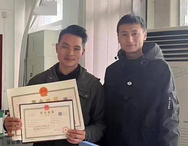 "利川市文帝种植家庭农场经营者李茂拿着营业执照不可置信地说.
