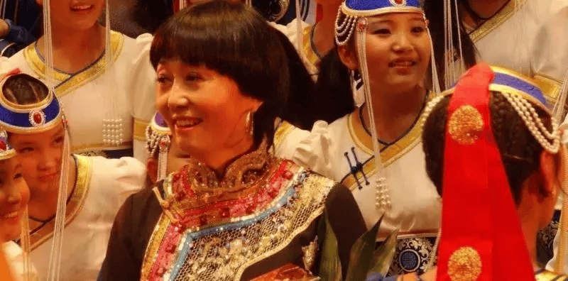 中国第一位蒙古族合唱指挥家娅伦格日勒