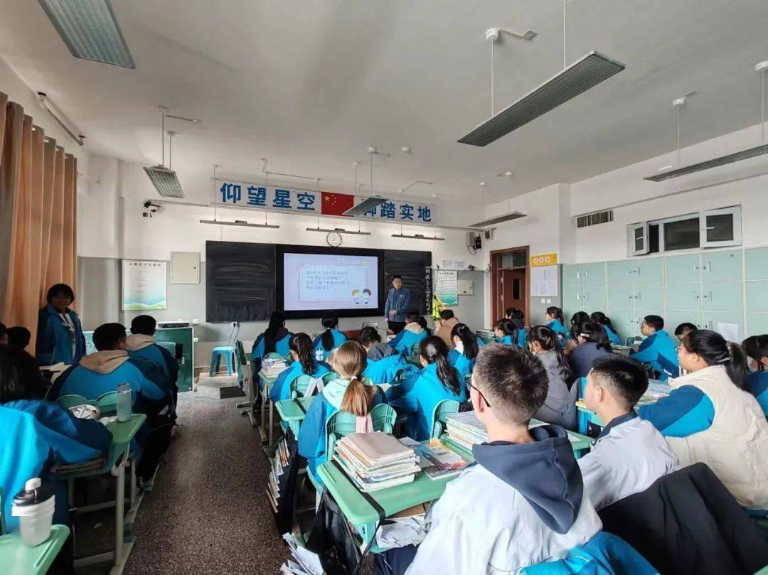 拒绝校园欺凌,共建和谐校园---沙湾一中召开安全教育主题班会