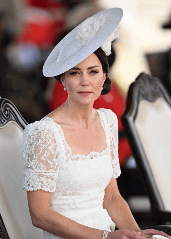 当身着华服出现在镜头前时,在接受万千民众的爱戴时,凯特的笑无疑是