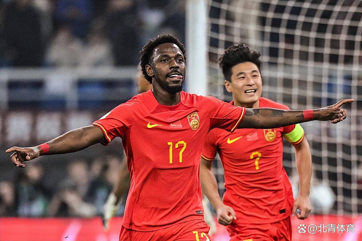 梅开二度 助攻,武磊顶住巨大压力拯救中国男足,大胜新加坡取新年首胜_