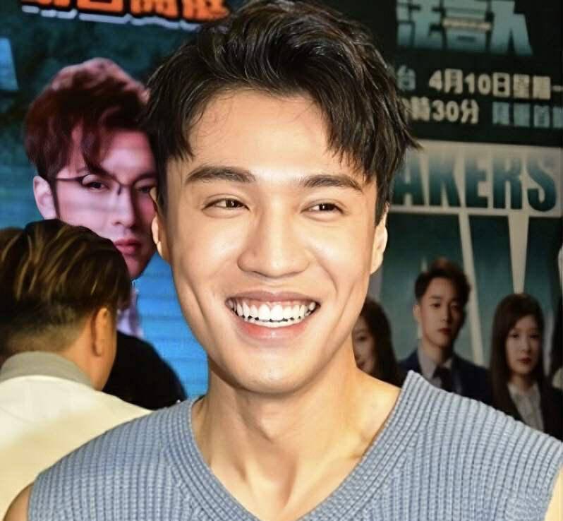 在生活中,丁子朗拍照又很爱挤眉弄眼,故意露出自己