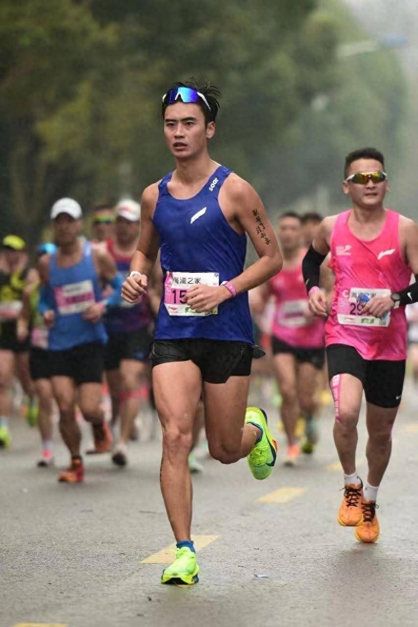 多城鸣枪开跑rudy陪你一起跑马