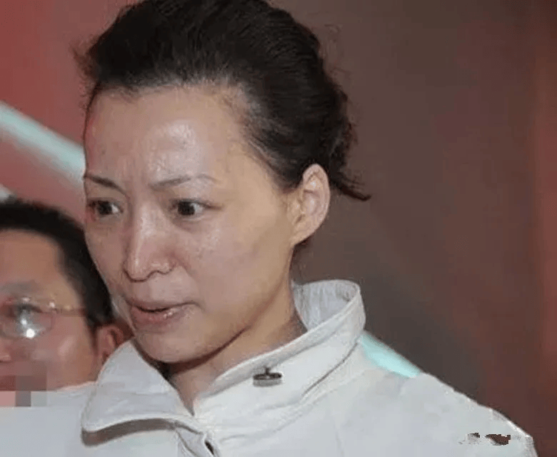 董卿素颜略显岁月痕迹,脸上坑洼不平之处显而易见,使得整个人看起来更