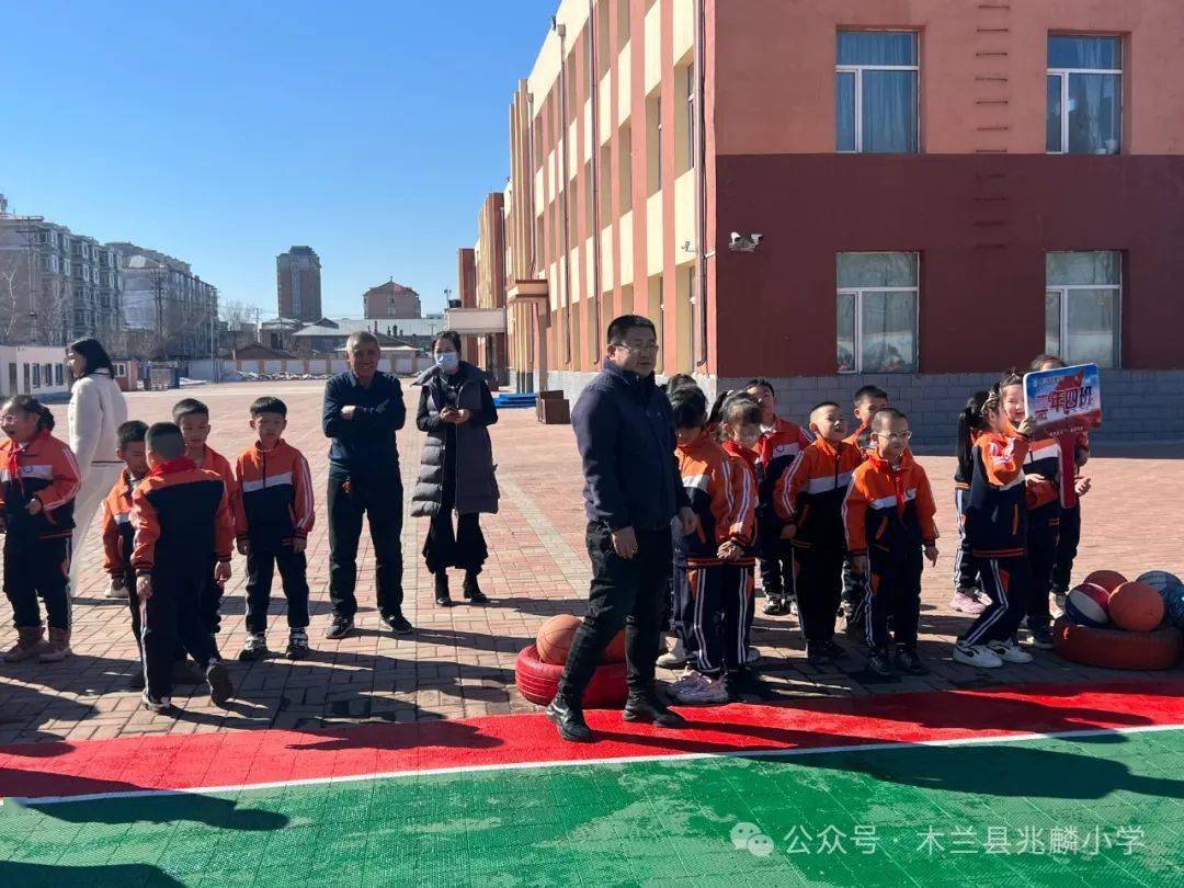 兆麟体育趣味运动展风采凝心聚力向未来兆麟小学体育节之二学年螃蟹背