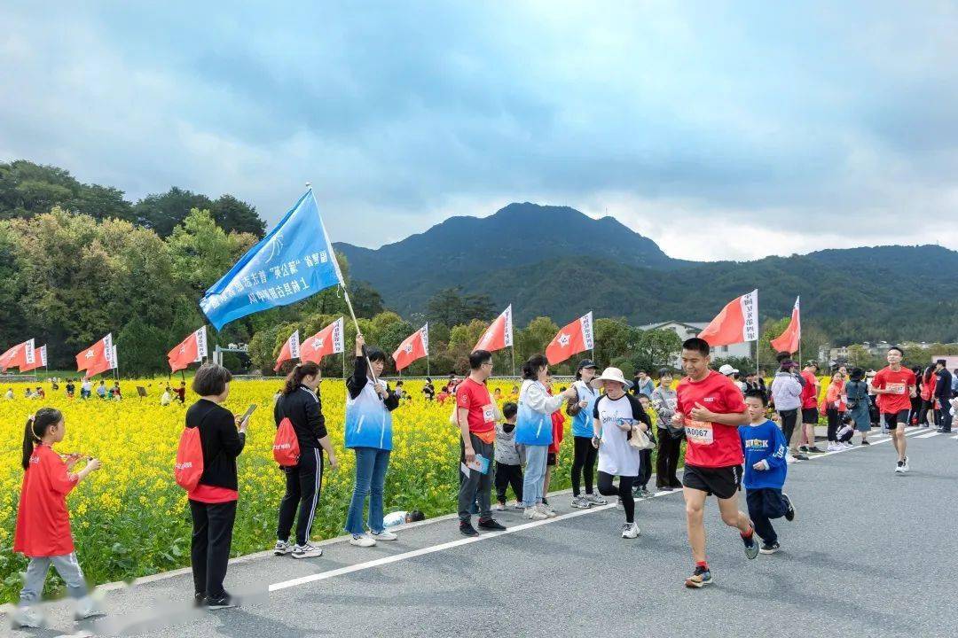 "流动式"宣传,营造好氛围3月24日,上杭县古田镇迎来了一场"热辣滚烫"