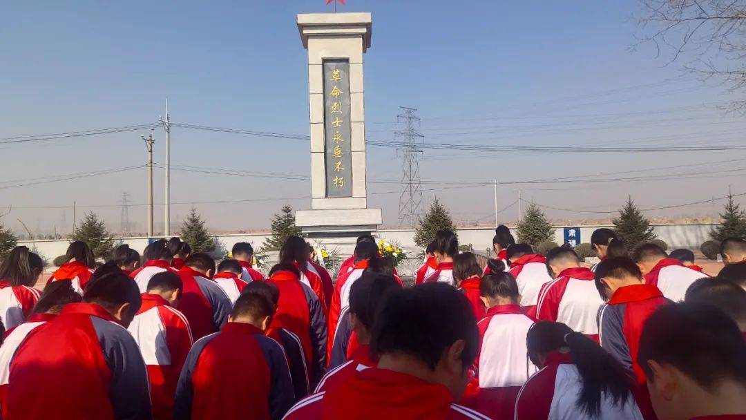 赓续红色精神汲取奋进力量王家镇中心小学开展清明祭英烈教育活动