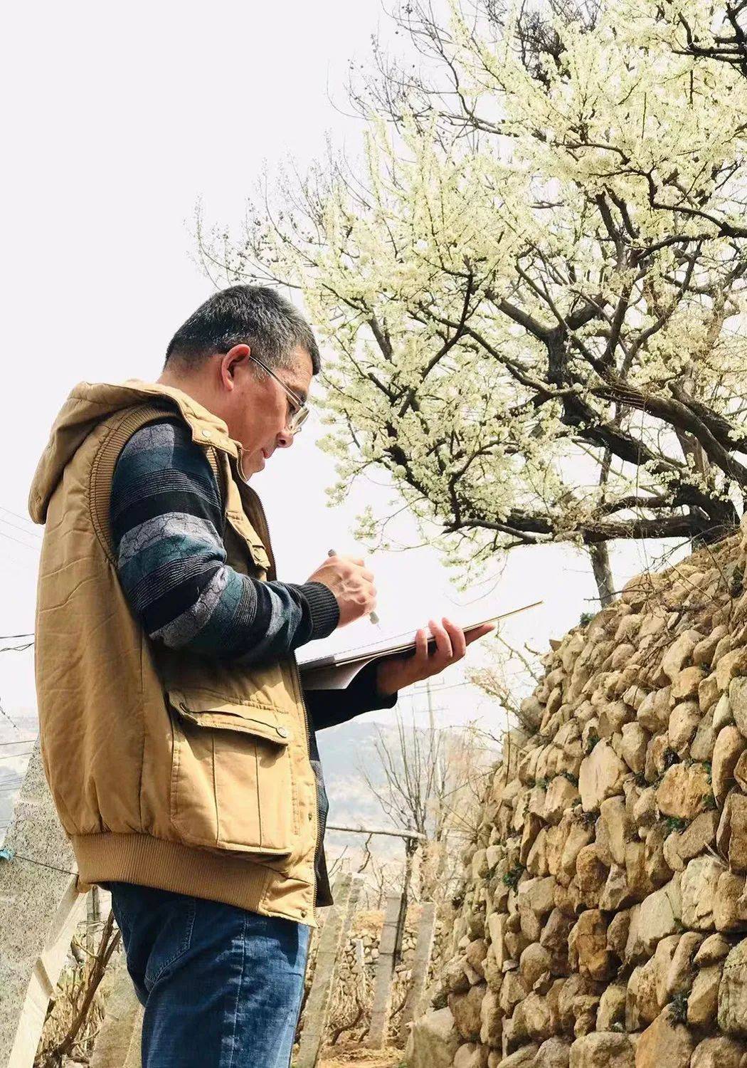 山顶石刻安全……"这是2023年夏天马龙腾巡山后写下的一段巡山日志.