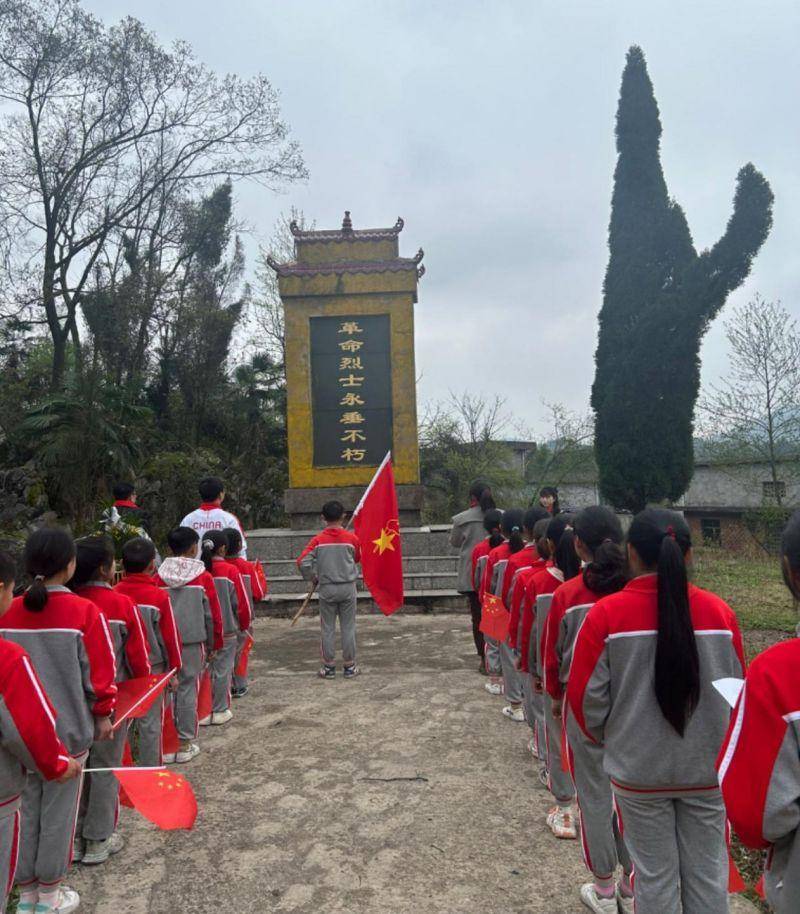 缅怀英烈筑忠魂 传承红色树新风——宜春市袁州区洪塘镇中心小学开展