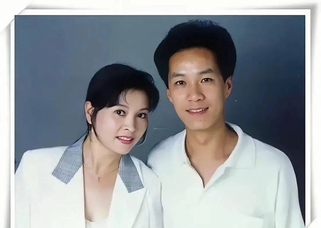 有一次冯远征又来参加朋友的酒局这一次依然跟着妻子梁丹妮朋友们有些