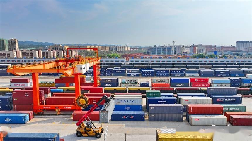 江西赣州南康区进出口货物集装箱装卸繁忙