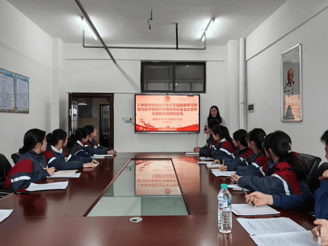 新民外语学校联合文峰路社区在宏浩小区开展"学雷锋·文明实践我行动"