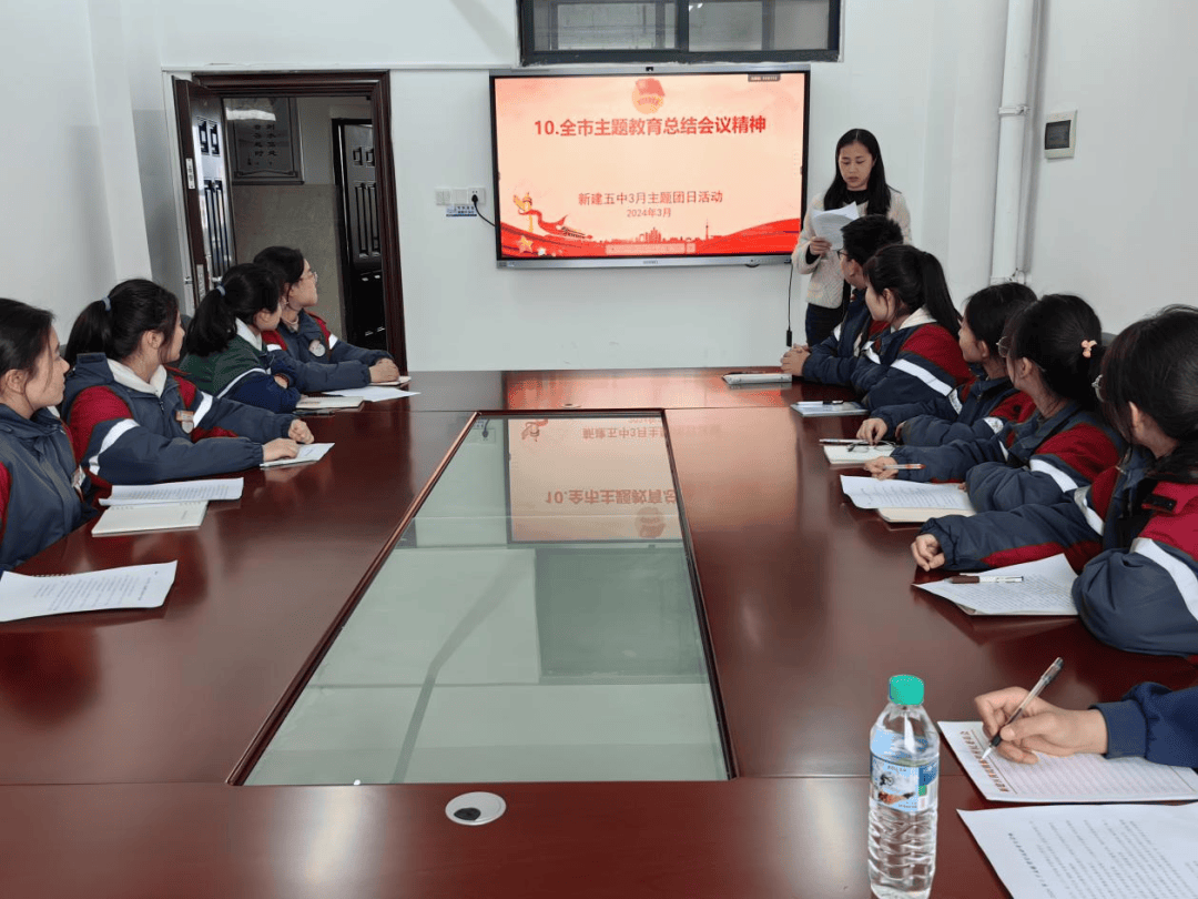 新民外语学校联合文峰路社区在宏浩小区开展"学雷锋·文明实践我行动"