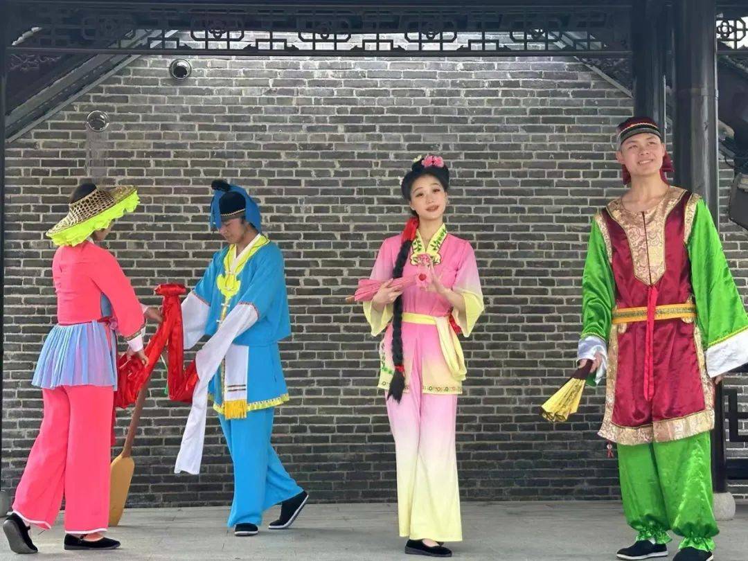 观众 伍女士:我今天是第一次看到我们会昌采茶剧团