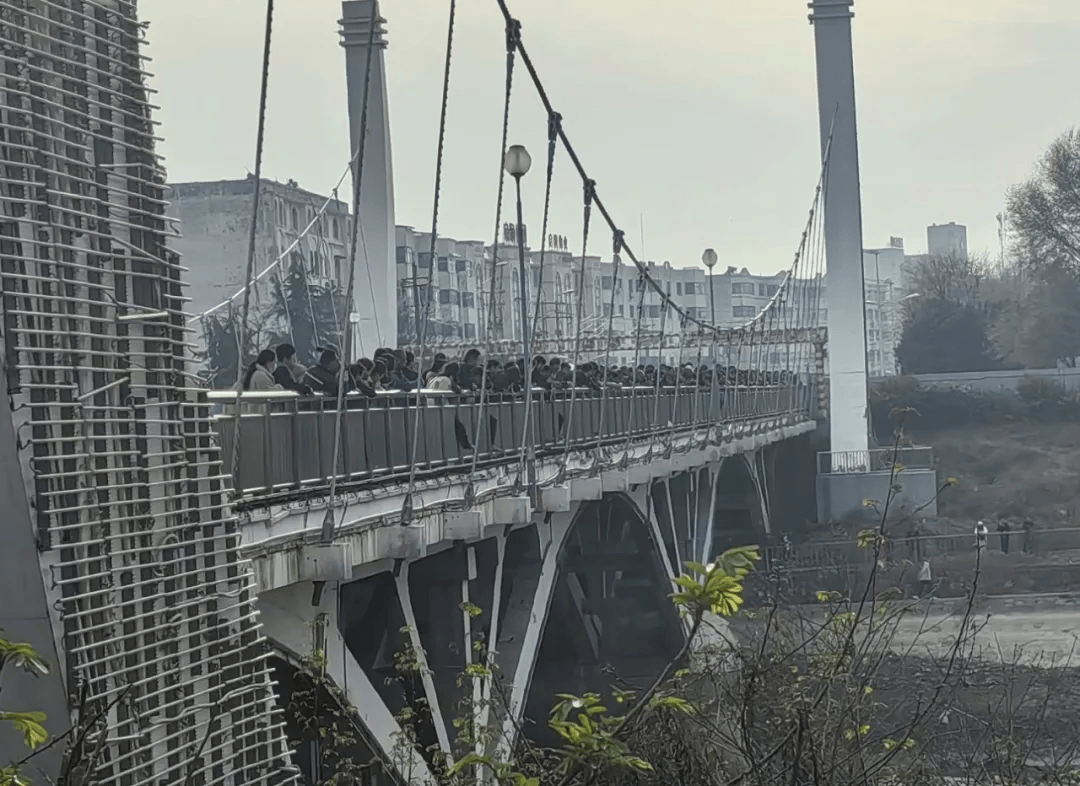 漯河丁湾桥上桥下岸边河里好多人